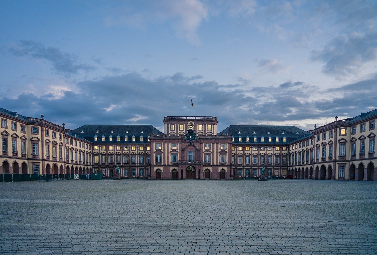 Palácio de Mannheim, na Alemanha. Guia brasileiro na Alemanha. Bate e volta de Frankfurt