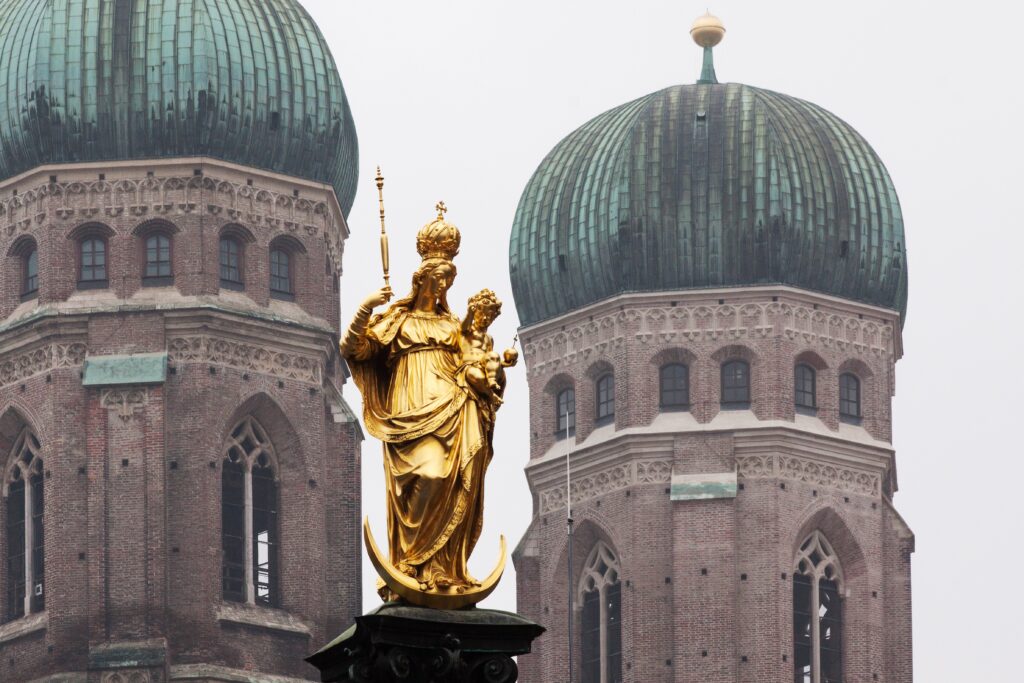 Marienplatz e a Prefeitura Nova (Neues Rathaus) em Munique, ponto de partida do tour privativo em português