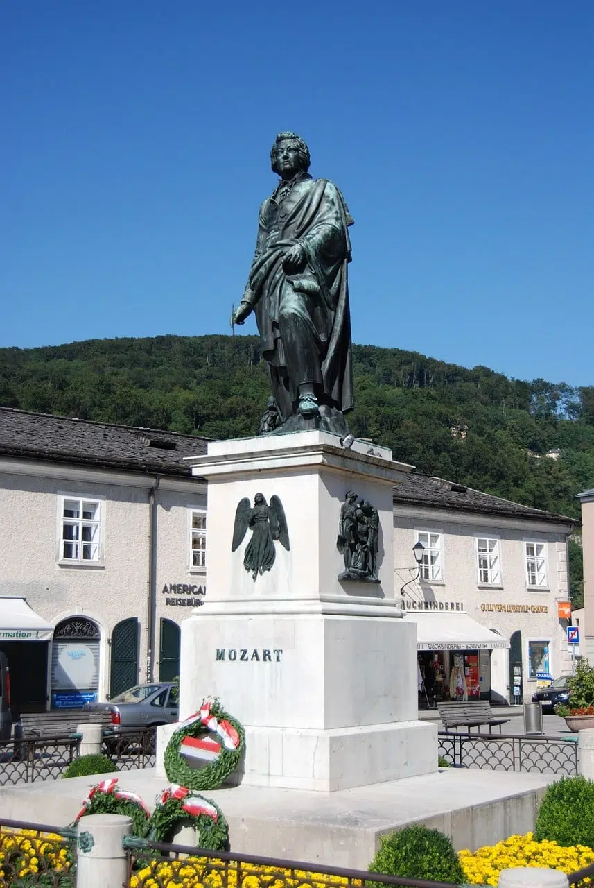 Guia brasileiro na Áustria e Alemanha. Estátua de Mozart