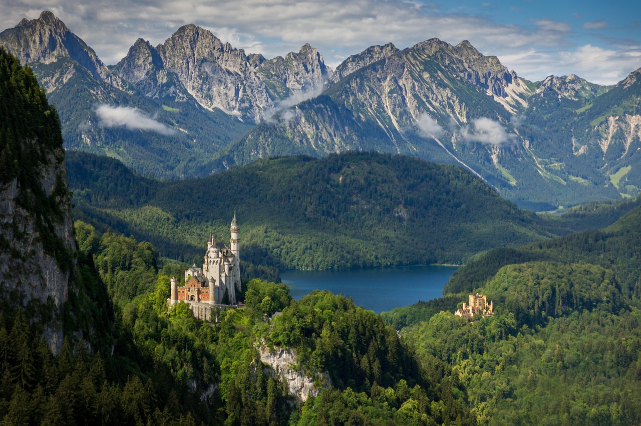 Palácio Neuschwanstein e ao lado o palácio Hohenschwangau, com os Alpes ao fundo.