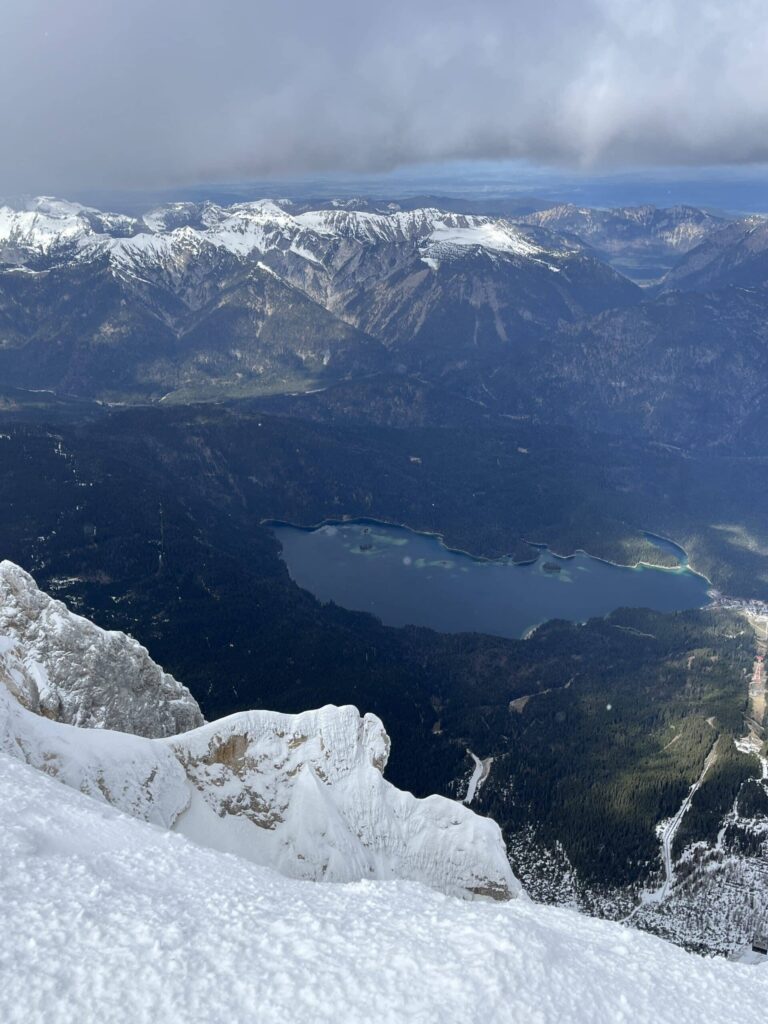 Vista dos Alpes a partir do Zugspitze. Guia brasileiro na Alemanha. Turismo na Alemanha