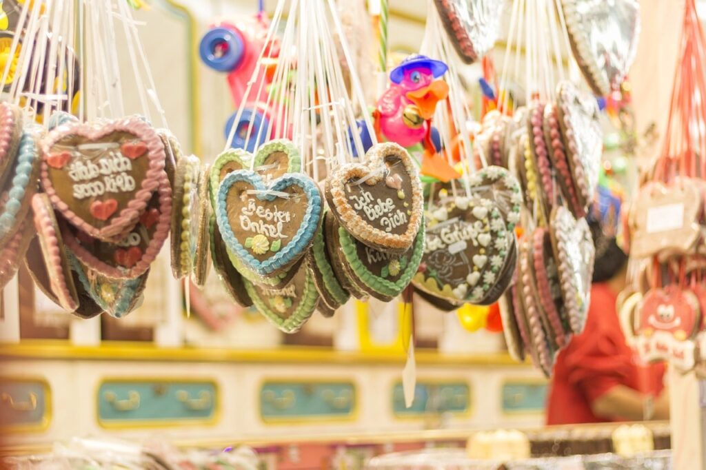 Corazones de pan de jengibre (Lebkuchenherzen) colgados en un puesto de la Oktoberfest