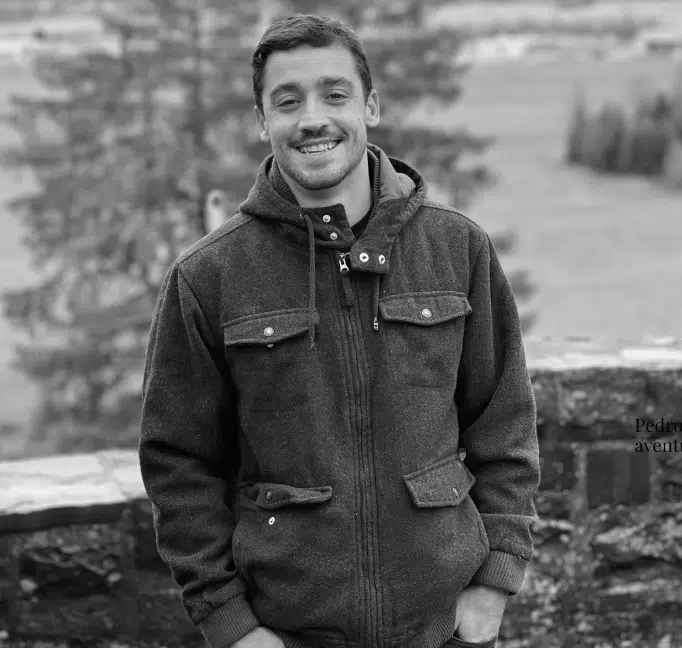 pedro-sobral Homem em jaqueta, admirando a paisagem ao fundo, simbolizando a conexão entre o ser humano e a natureza.