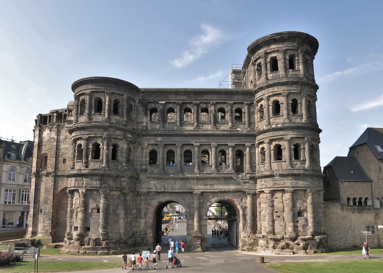 Porta Nigra em Trier na Alemanha. Arquitetura romana na Alemanha. Guia em português na Alemanha.