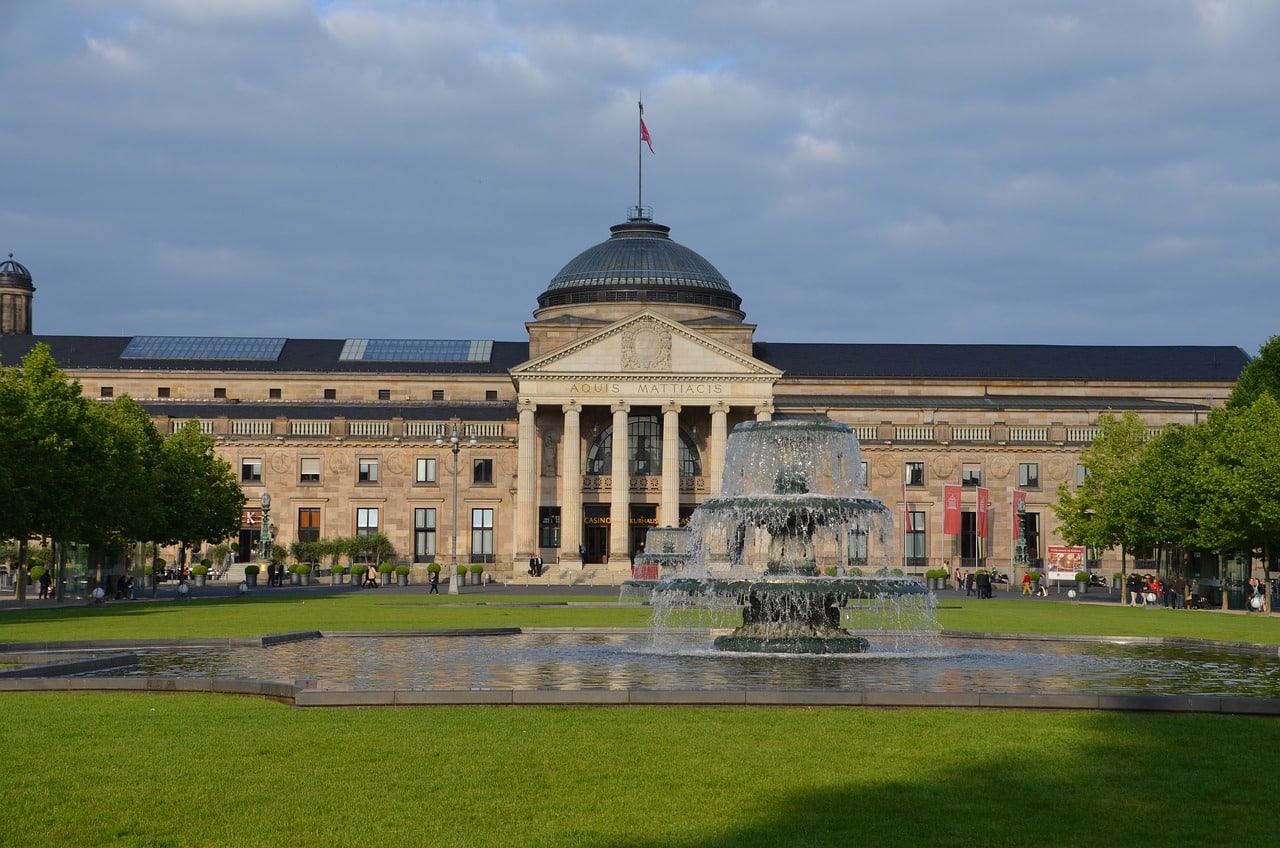 Kurhaus, famoso casino en Wiesbaden. Guía brasileña en Alemania. Ida y vuelta desde Frankfurt