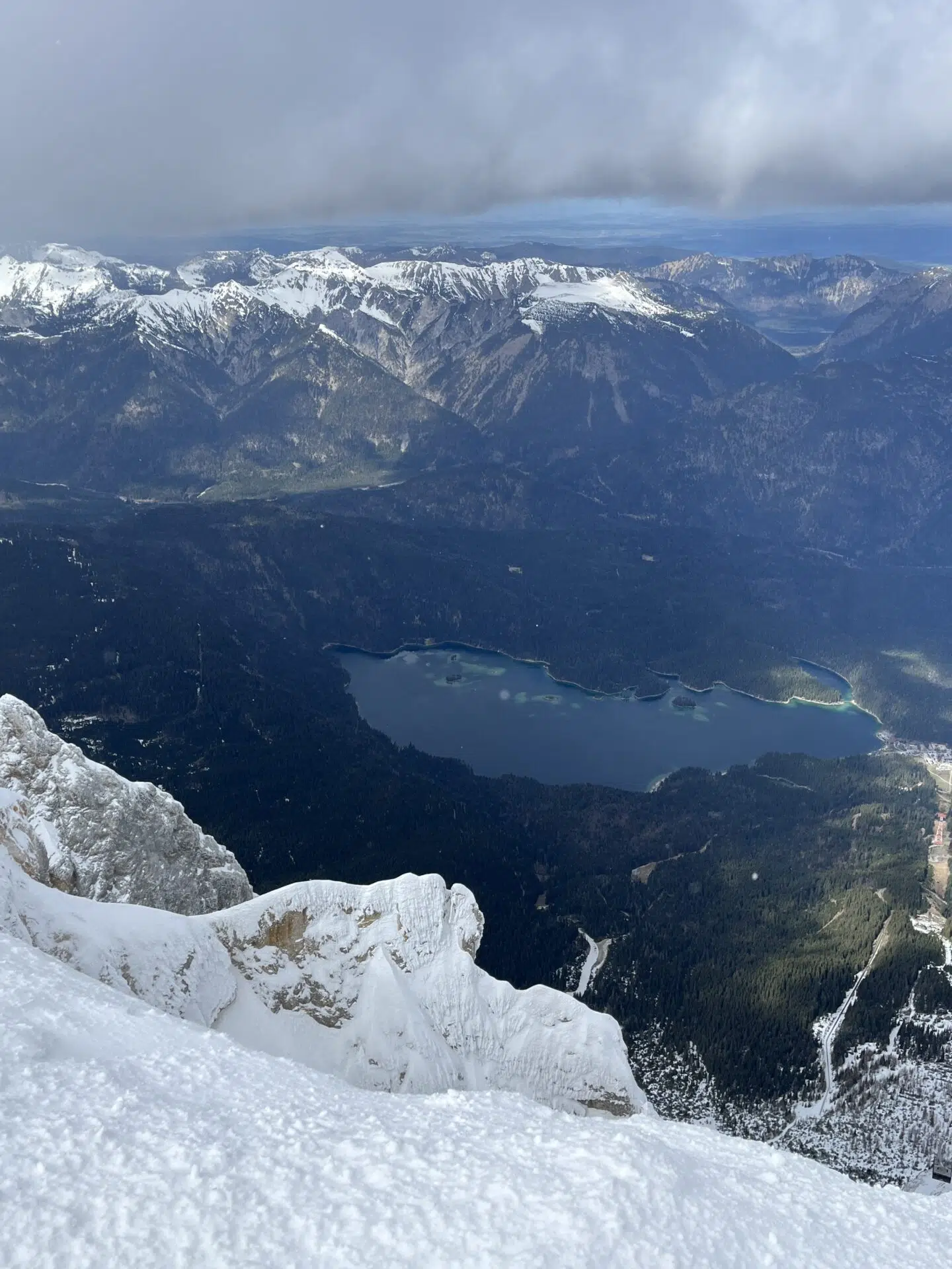 Vista de los Alpes desde el Zugspitze. Guía brasileño en Alemania. Turismo en Alemania. Viaja por Alemania, Suiza e Italia con guías brasileños