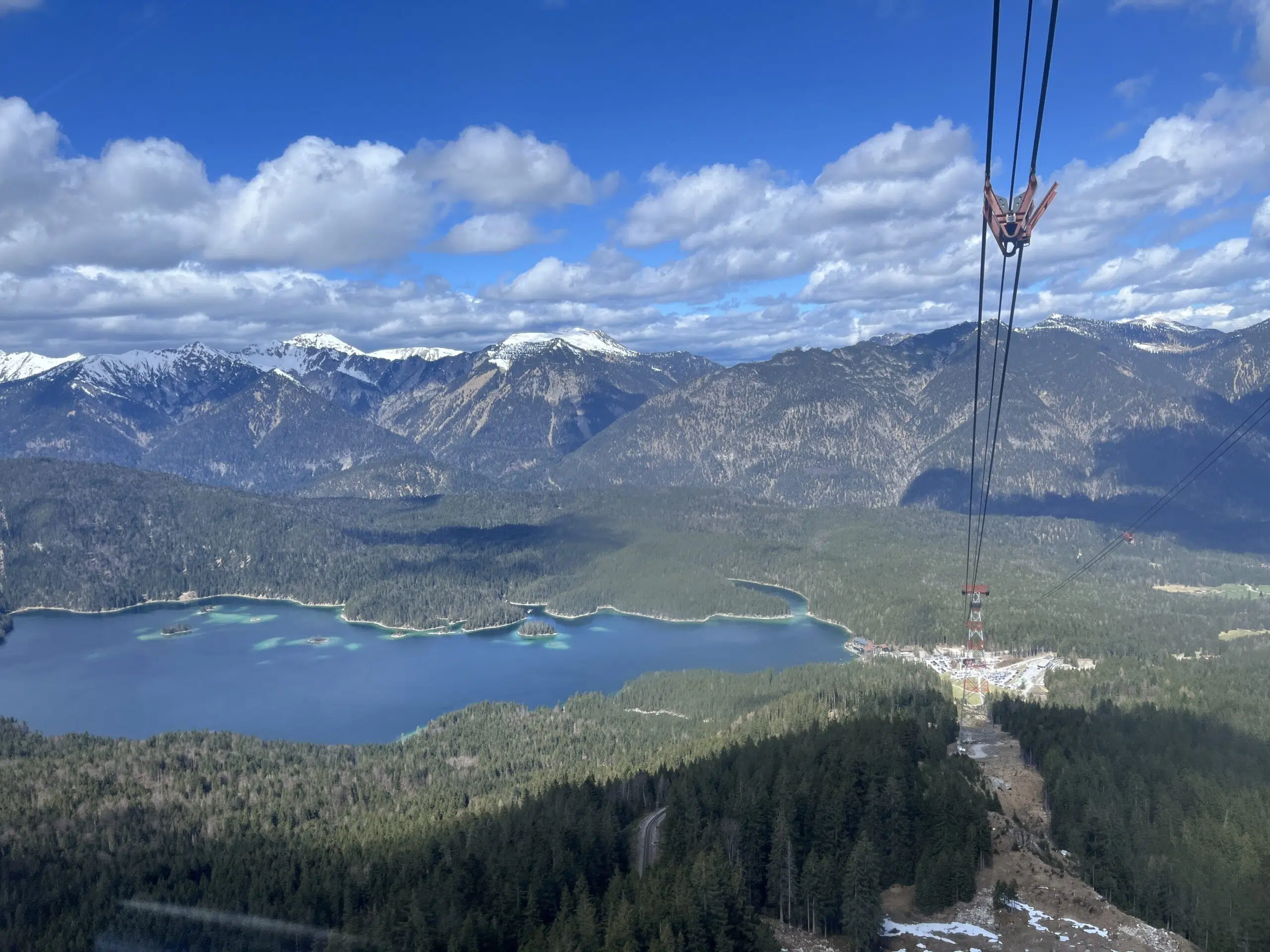teleférico para subir al Zugspitze. Guía brasileño en Alemania. Turismo en Alemania. Viaja por Alemania, Suiza e Italia con guías brasileños