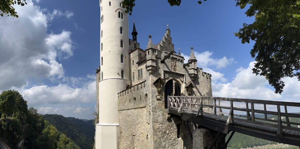 Castelo Lichtenstein no verão na Alemanha