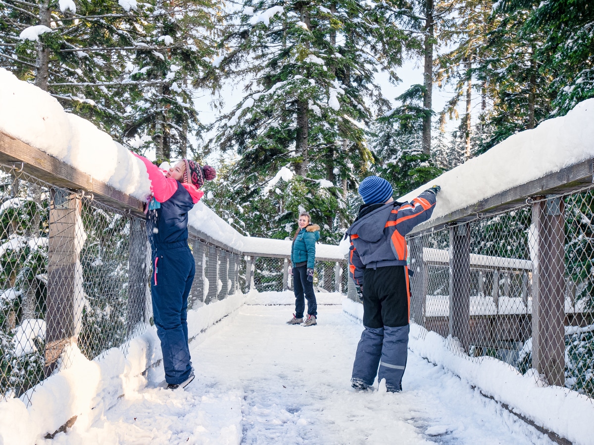 Crianças na neve nos Alpes alemães, vivendo a primeira experiência com neve