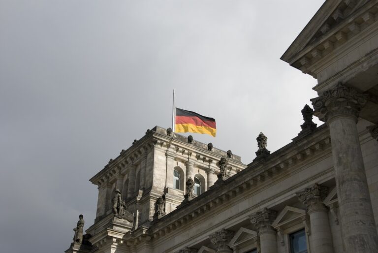 O edifício do Reichstag, sede do parlamento alemão em Berlim, com sua famosa cúpula de vidro