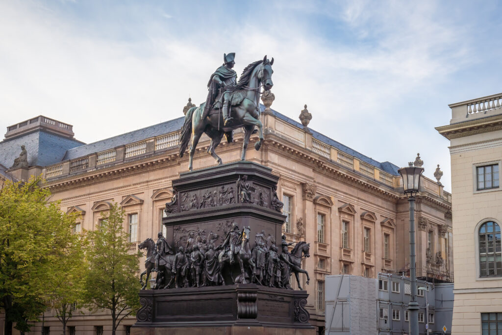 O bulevar Unter den Linden em Berlim, com a estátua de Frederico, o Grande