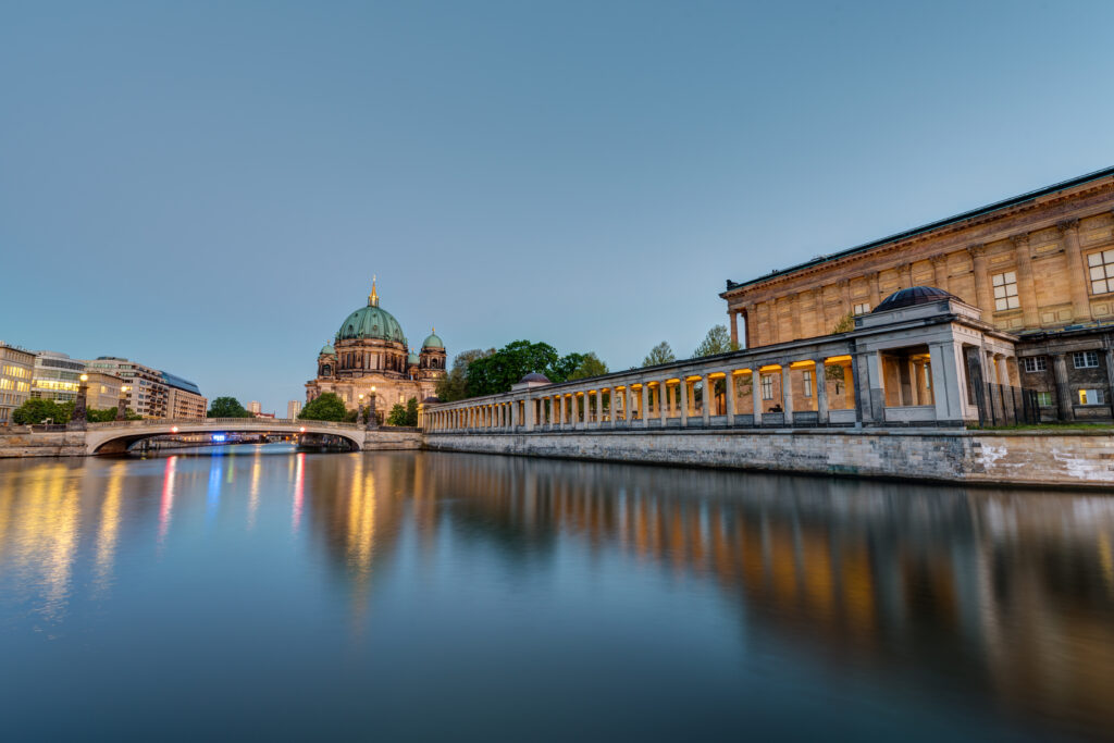 A Ilha dos Museus e a Catedral de Berlim às margens do rio Spree, em uma visita guiada em português