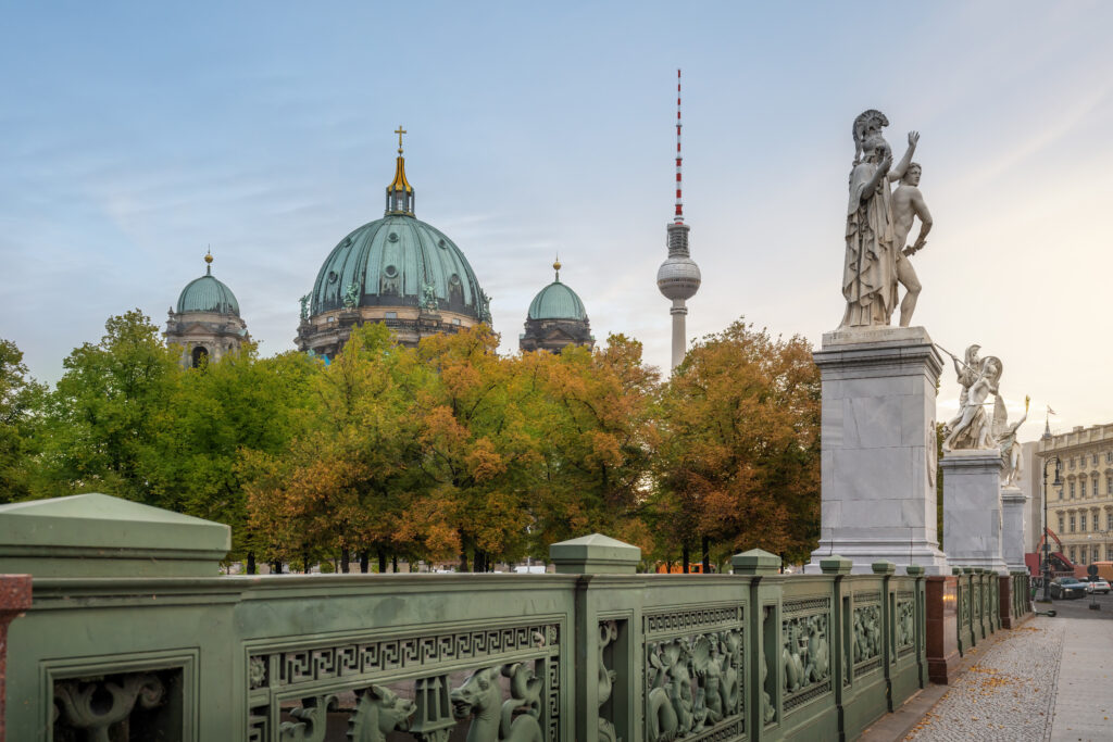 A Torre de TV (Fernsehturm) e a Catedral de Berlim vistas da ponte Schlossbrücke, em um passeio guiado em português