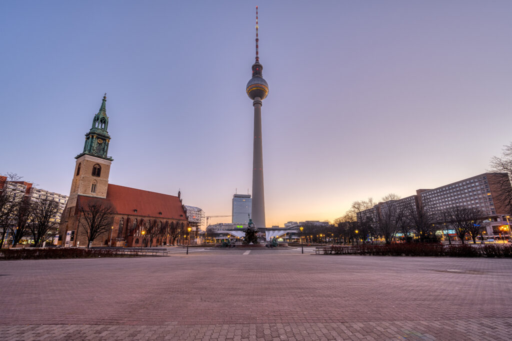 A Alexanderplatz e a Torre de TV de Berlim ao amanhecer