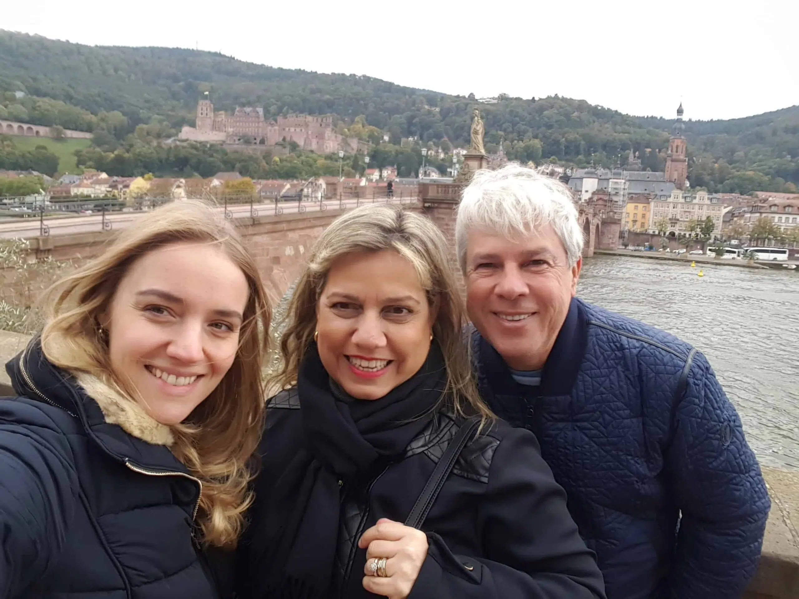 Rafaella, da Viagem Alemanha, com viajantes em frente ao Castelo de Heidelberg