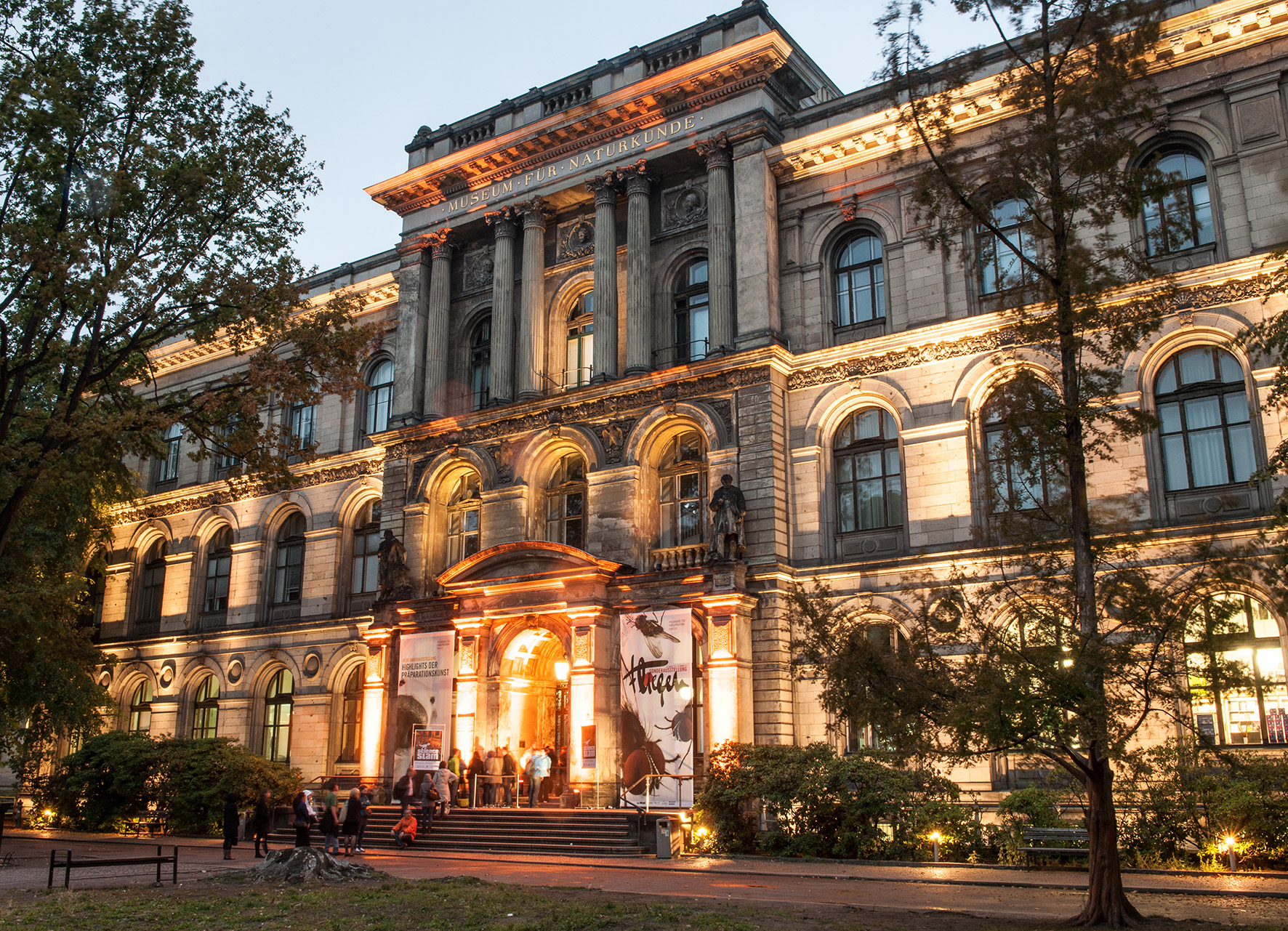 Portal principal do Museum für Naturkunde em Berlim ao anoitecer