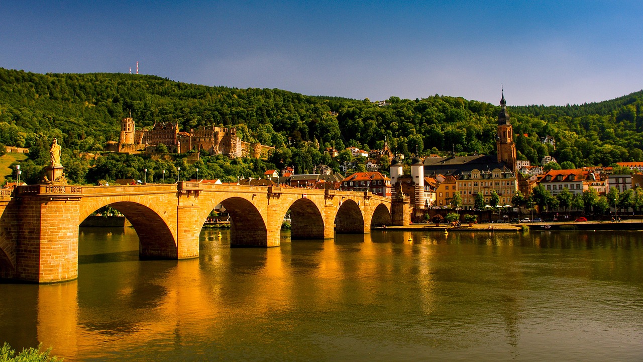Ponte iluminada sobre o Rio Neckar em Heidelberg ao entardecer