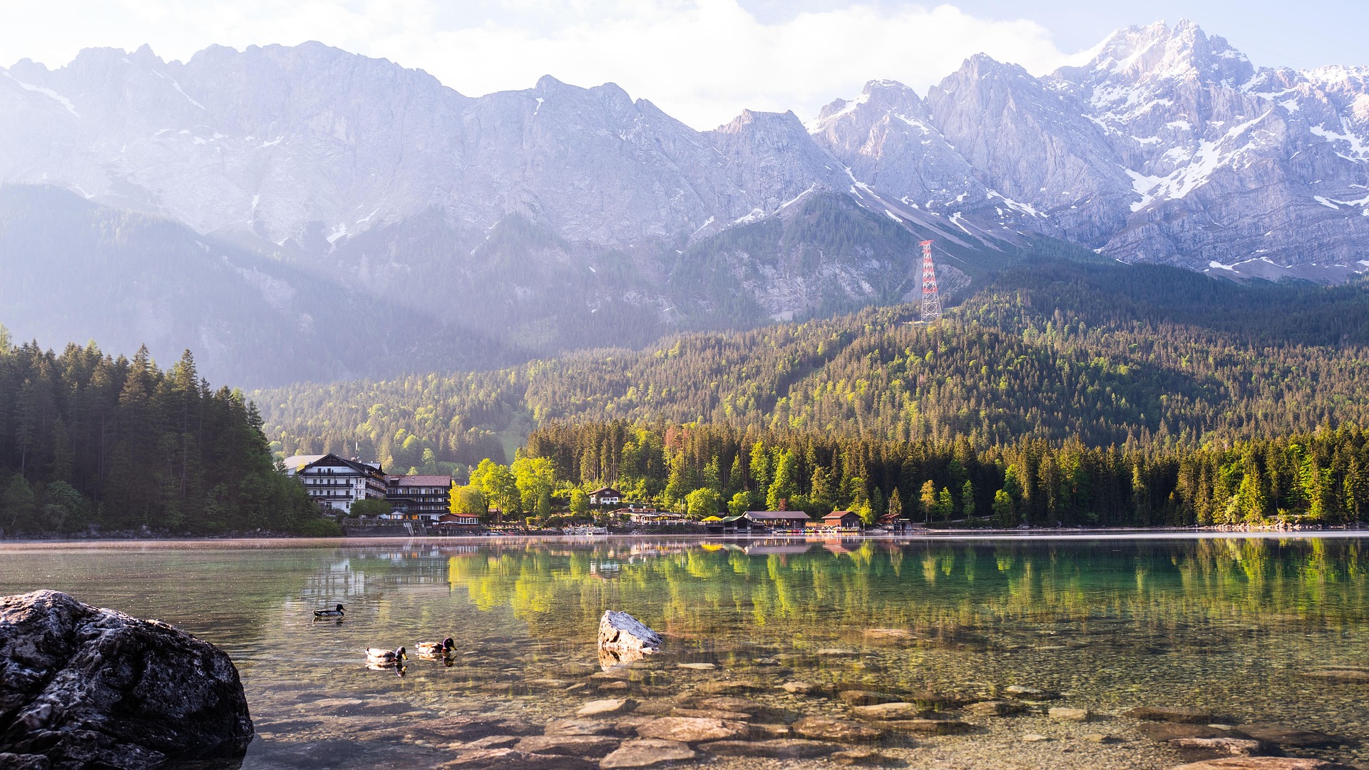 Lago Eibsee diante de montanhas e florestas dos Alpes bávaros