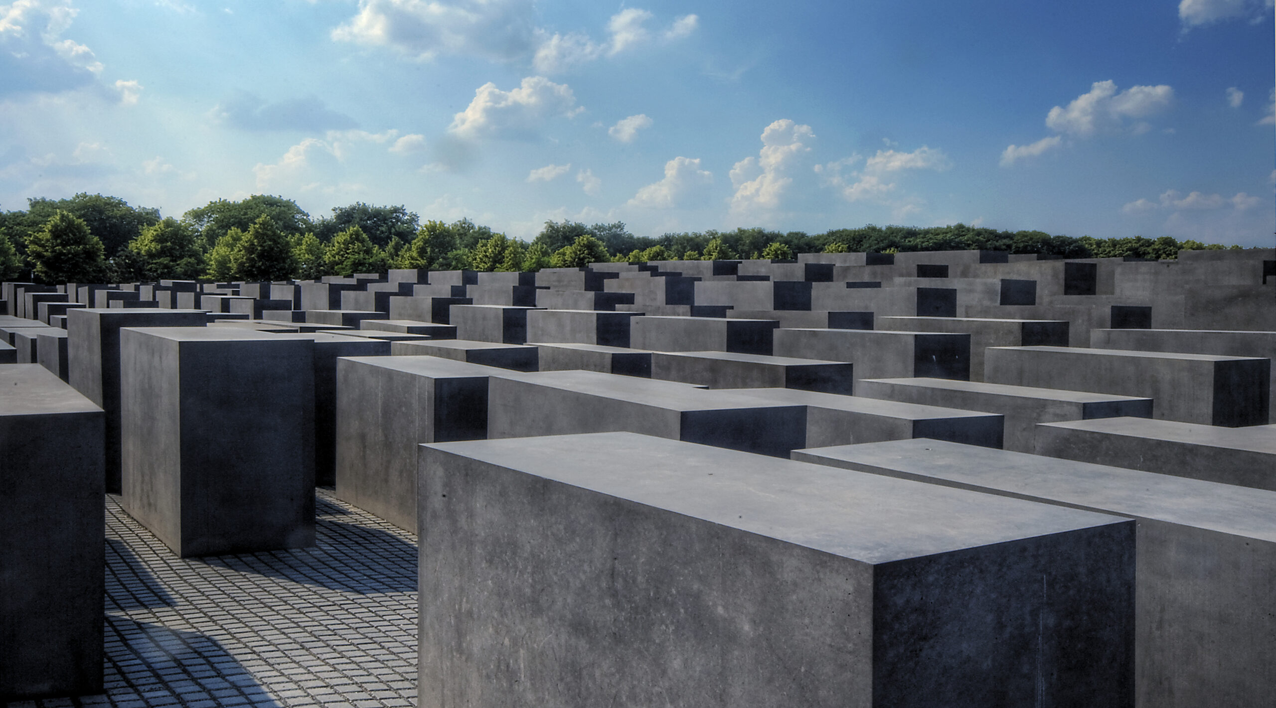 Memorial aos Judeus Mortos da Europa em Berlim — caminho entre as estelas