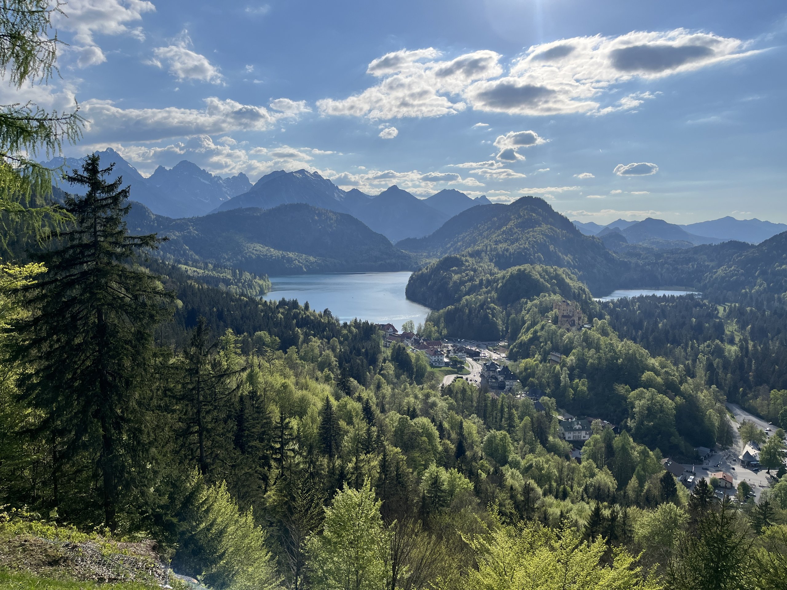 O lago Alpsee perto de Hohenschwangau, na Baviera, com águas claras e montanhas alpinas ao redor.