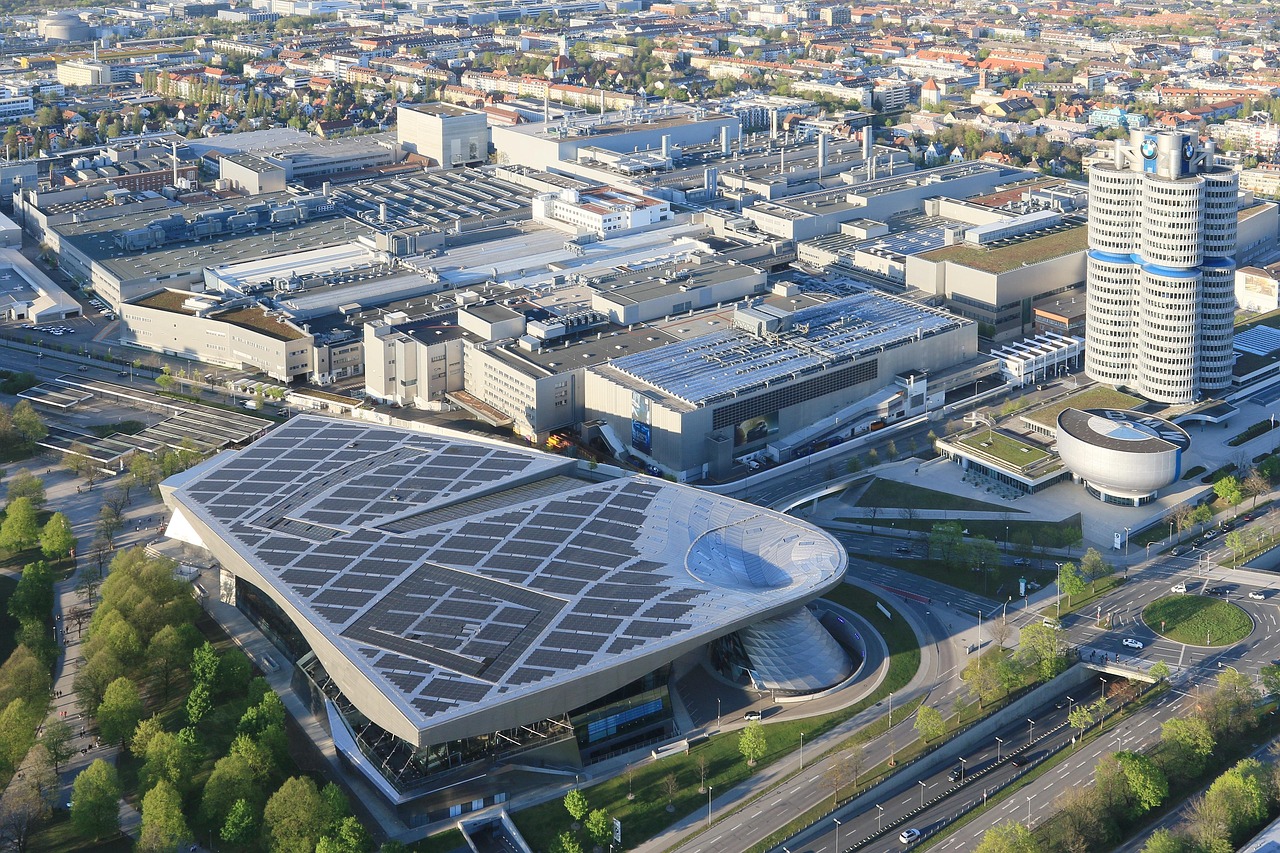 Vista aérea do complexo BMW em Munique, com o BMW Welt, o museu e a torre