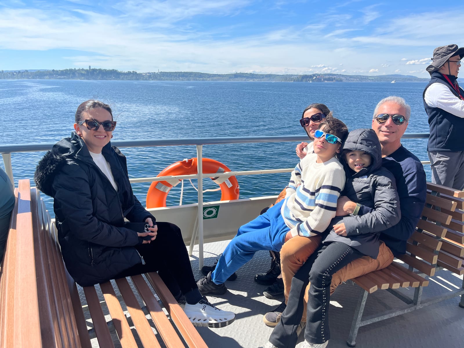 Passageiros a bordo de uma balsa cruzando o Lago de Constança