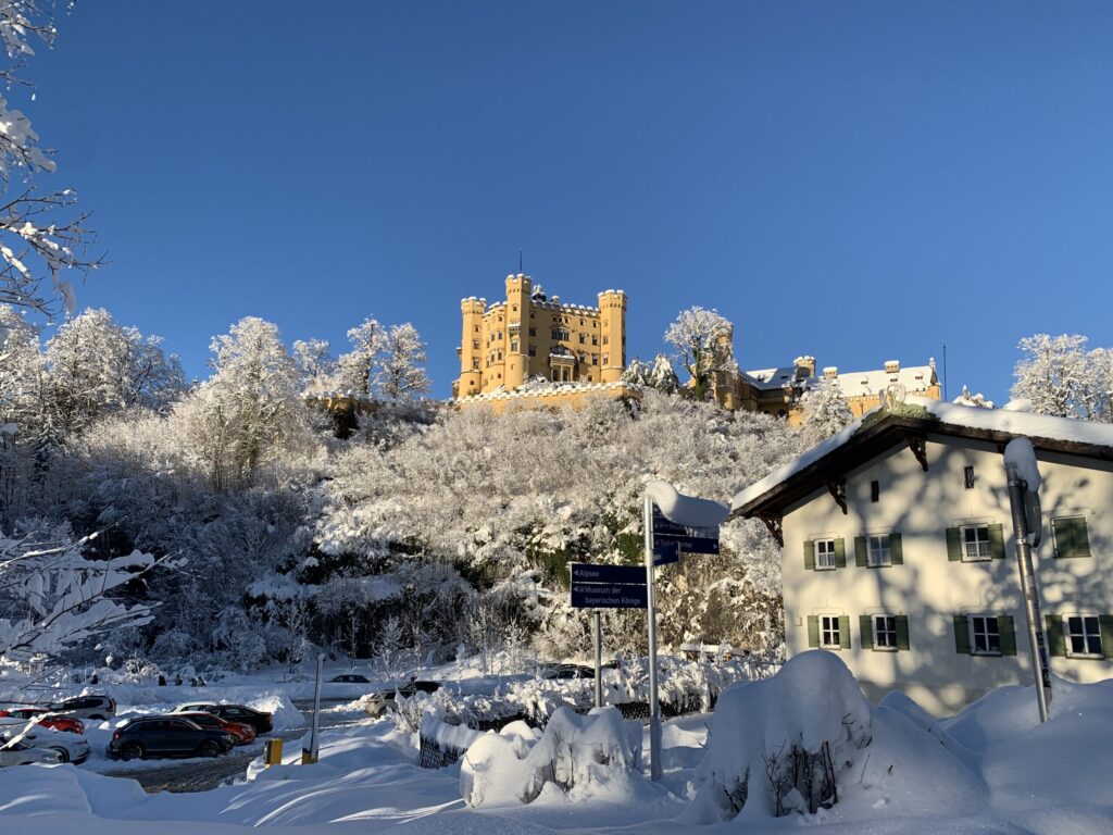 Castelo de Hohenschwangau na neve no inverno