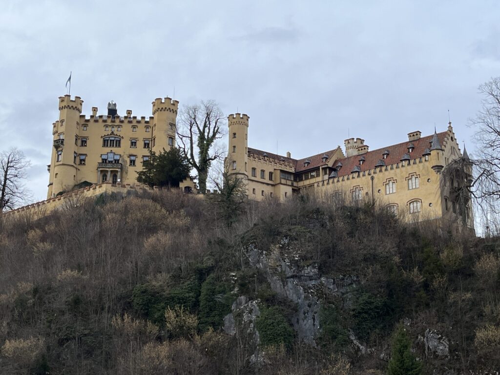 Castelo de Hohenschwangau no outono, no caminho do tour privativo para Neuschwanstein