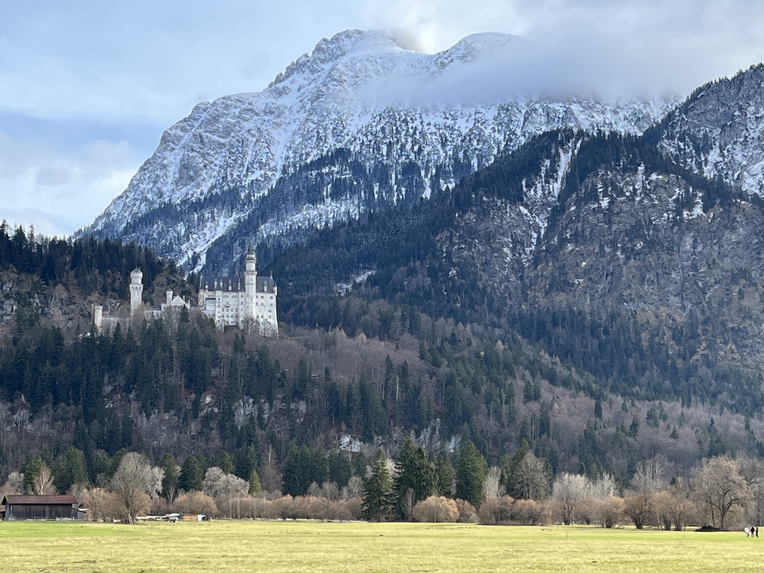 Castelo de Neuschwanstein com os Alpes nevados ao fundo, na Baviera