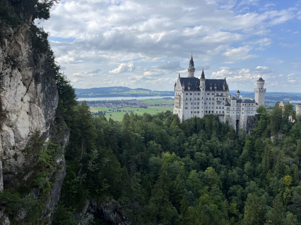 Castelo de Neuschwanstein visto da ponte Marienbrücke na primavera