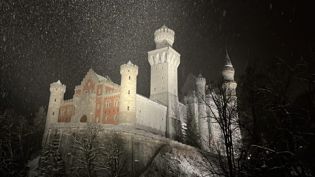 Castelo de Neuschwanstein iluminado à noite no inverno, sem multidões, fora do horário comum de visitação