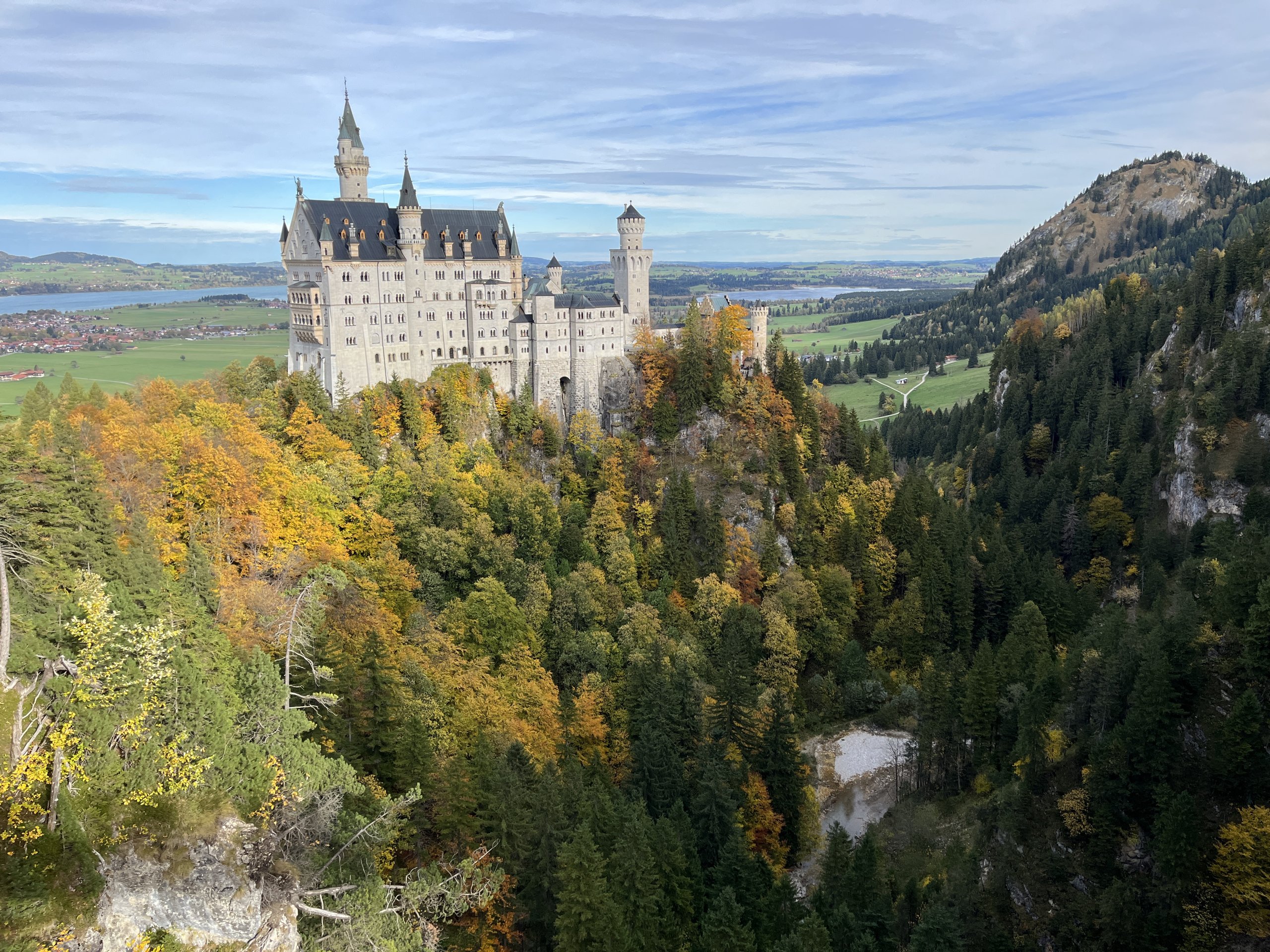 O Castelo de Neuschwanstein sobre a paisagem alpina da Baviera, o bate-volta mais famoso saindo de Munique.