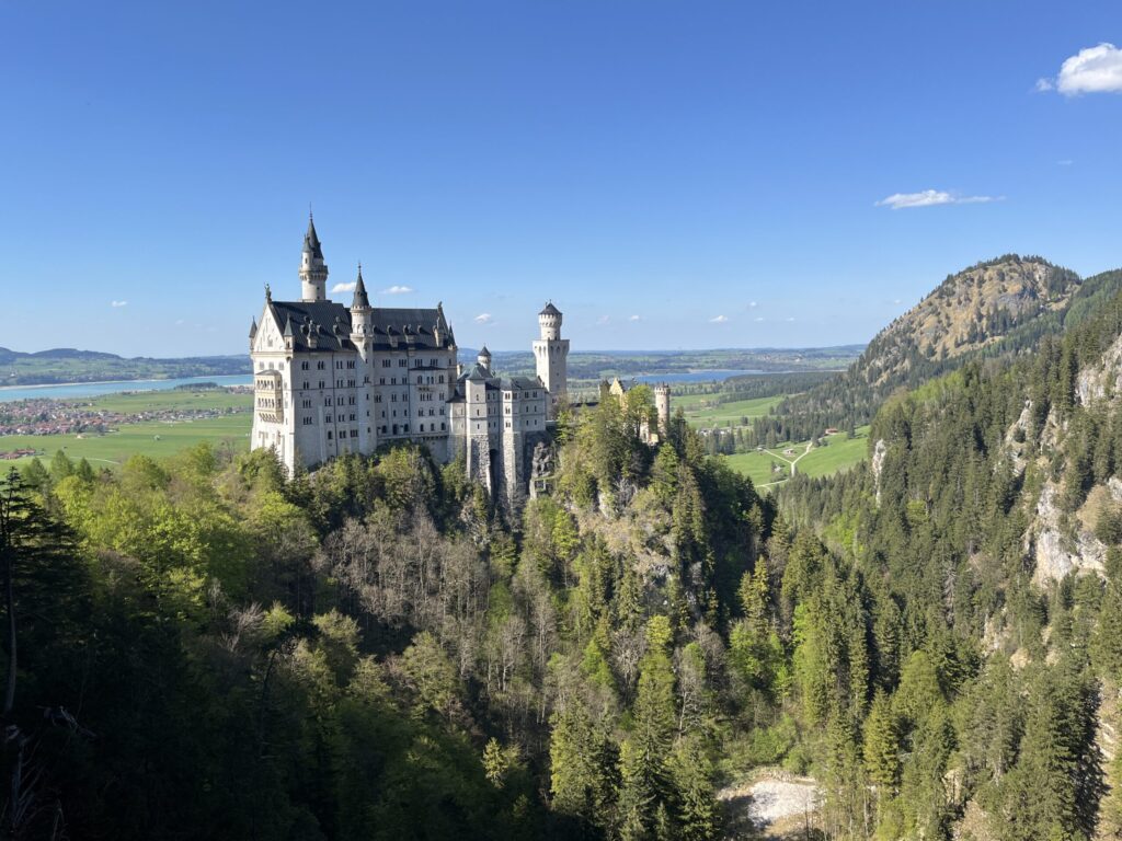 Castelo de Neuschwanstein sobre o penhasco, com o vale ao fundo