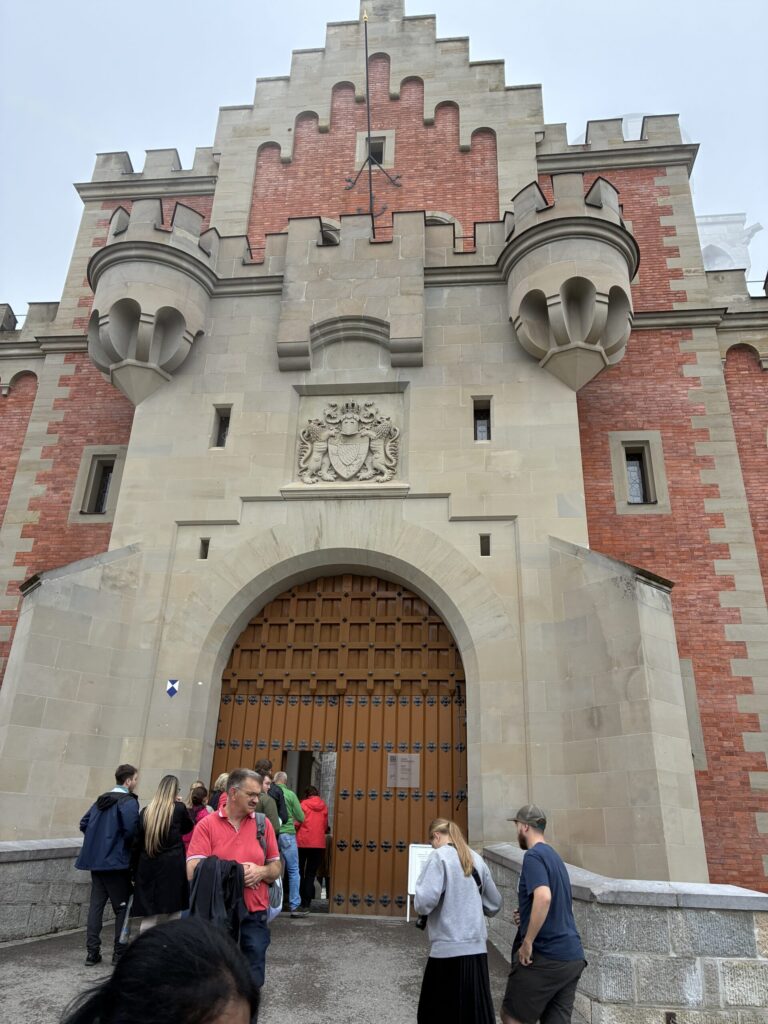 Portão de entrada (Torhaus) do Castelo de Neuschwanstein com visitantes