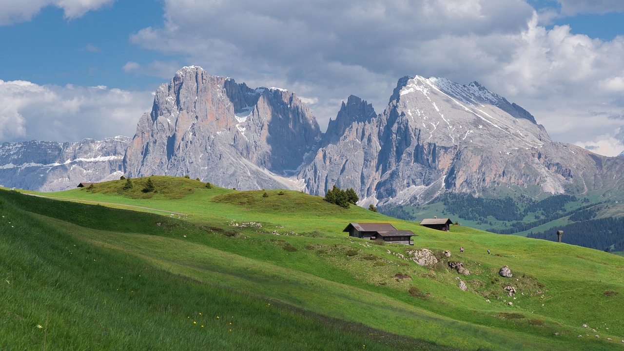 Planalto Alpe di Siusi com o Sassolungo ao fundo, nas Dolomitas