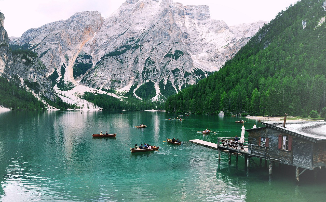 Barcos de madeira enfileirados às margens do Lago di Braies