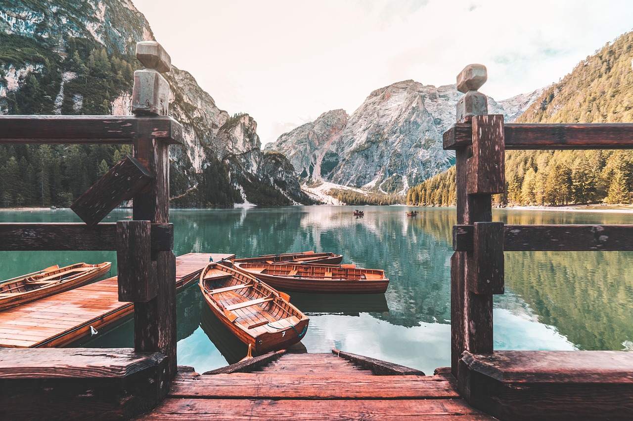 Lago di Braies, lago verde-esmeralda com barcos de madeira nas Dolomitas