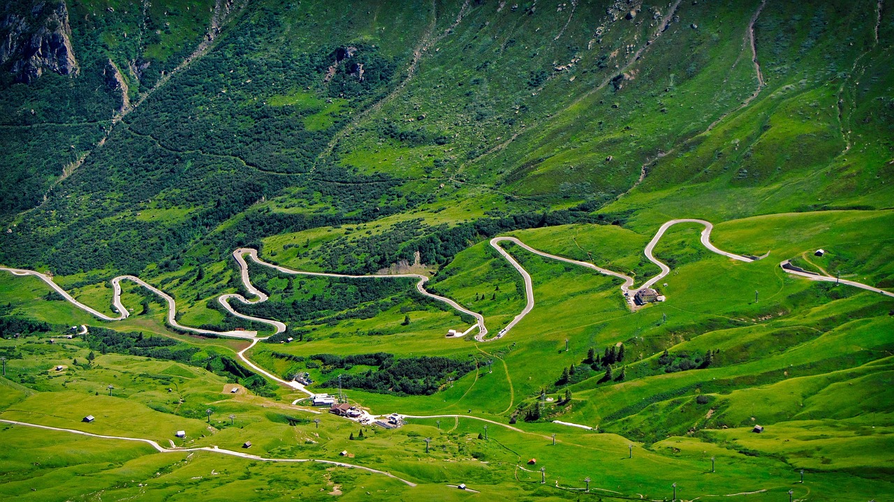 Estrada de montanha serpenteando por um passo alpino das Dolomitas