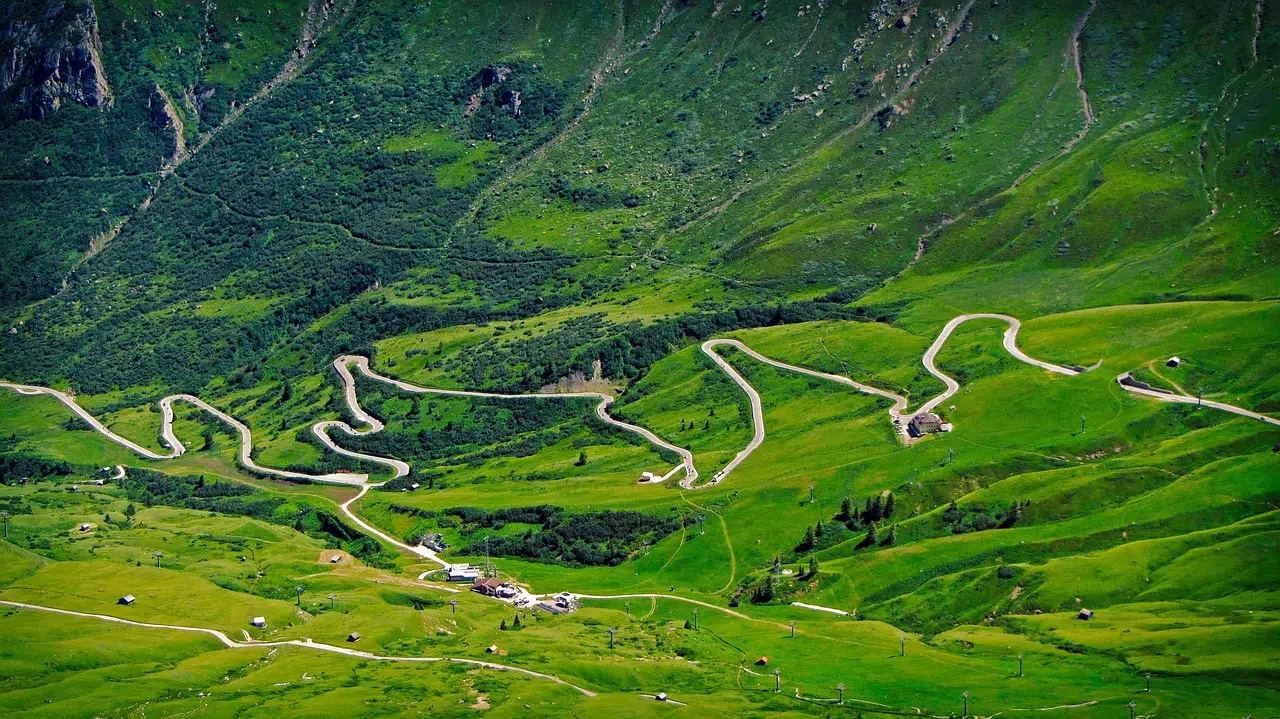 Estrada de montanha serpenteando por um passo alpino das Dolomitas