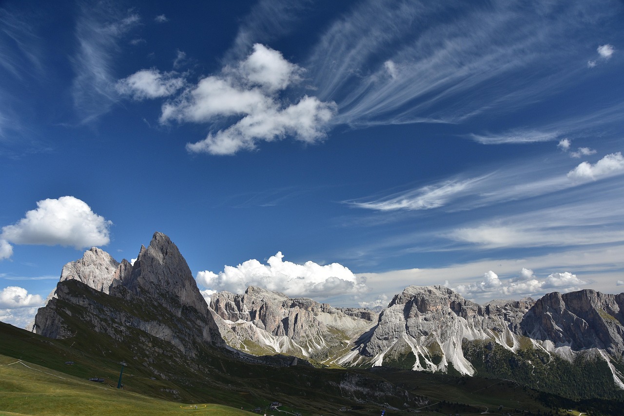 Seceda e suas cristas serrilhadas vistas do alto do Val Gardena