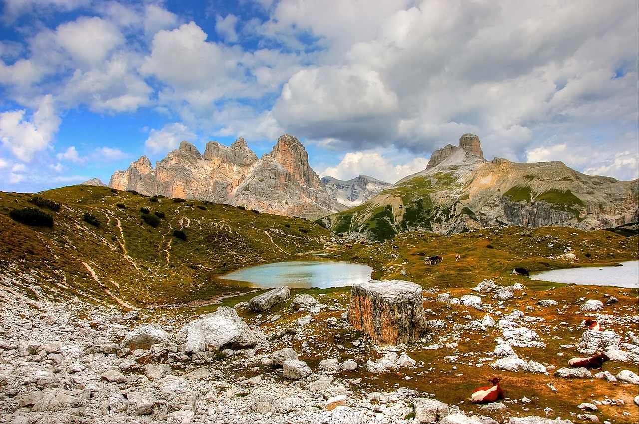 Trilha das Tre Cime di Lavaredo com refúgio de montanha ao fundo
