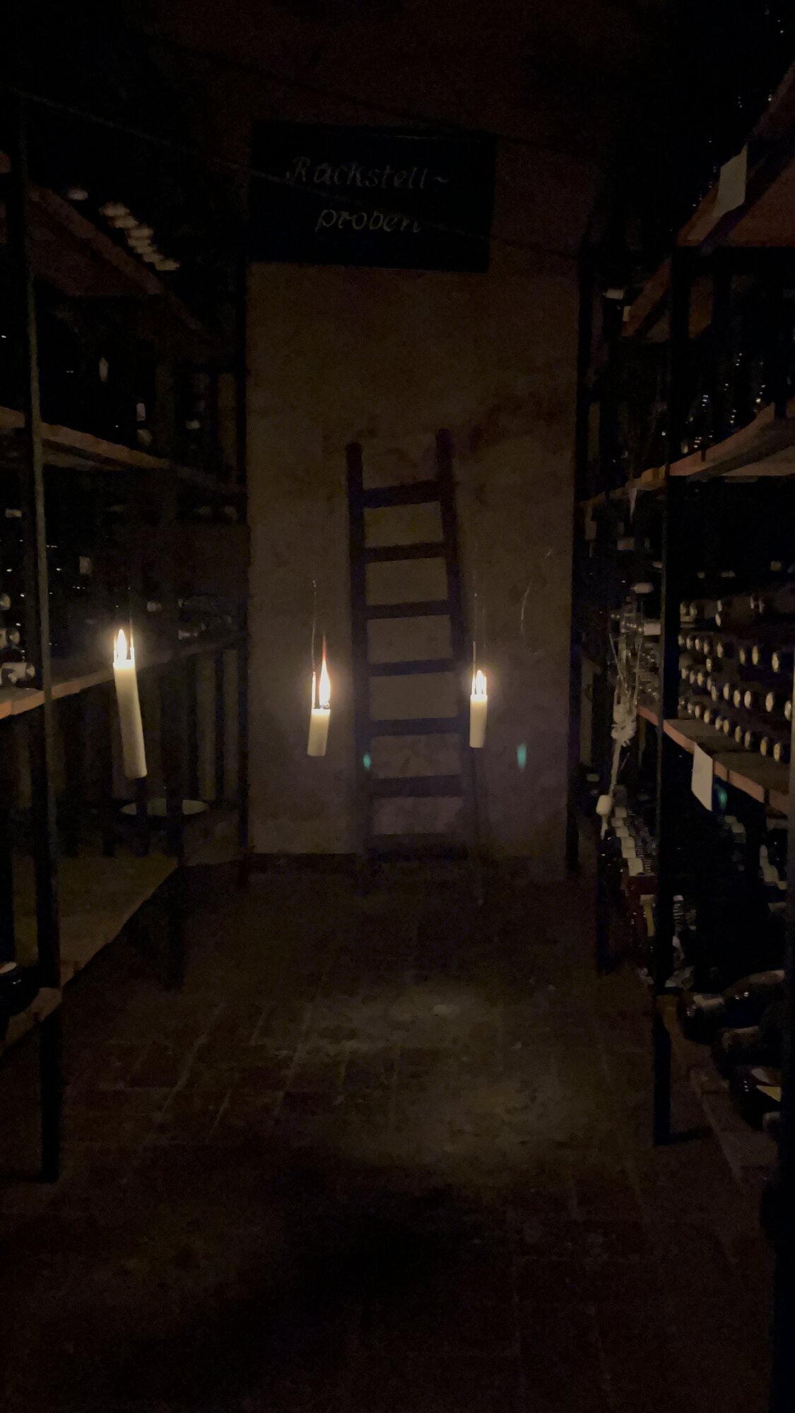 Jantar privativo de celebração em cave