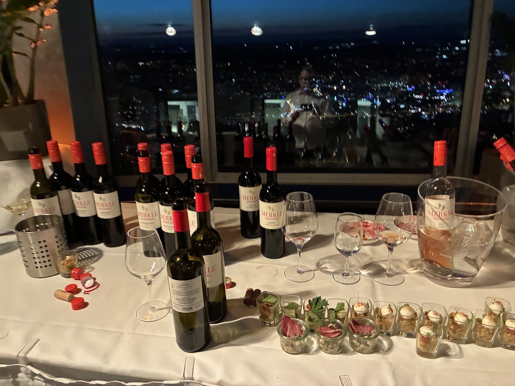 Mesa de restaurante gastronômico com harmonização