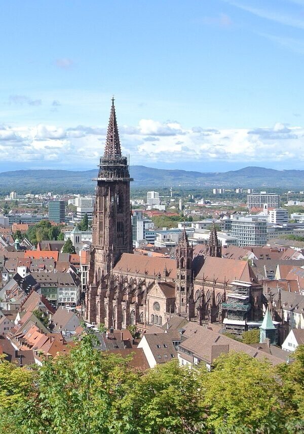 Catedral gótica (Freiburger Münster) sobre o centro histórico de Freiburg im Breisgau, portão de entrada da Floresta Negra.