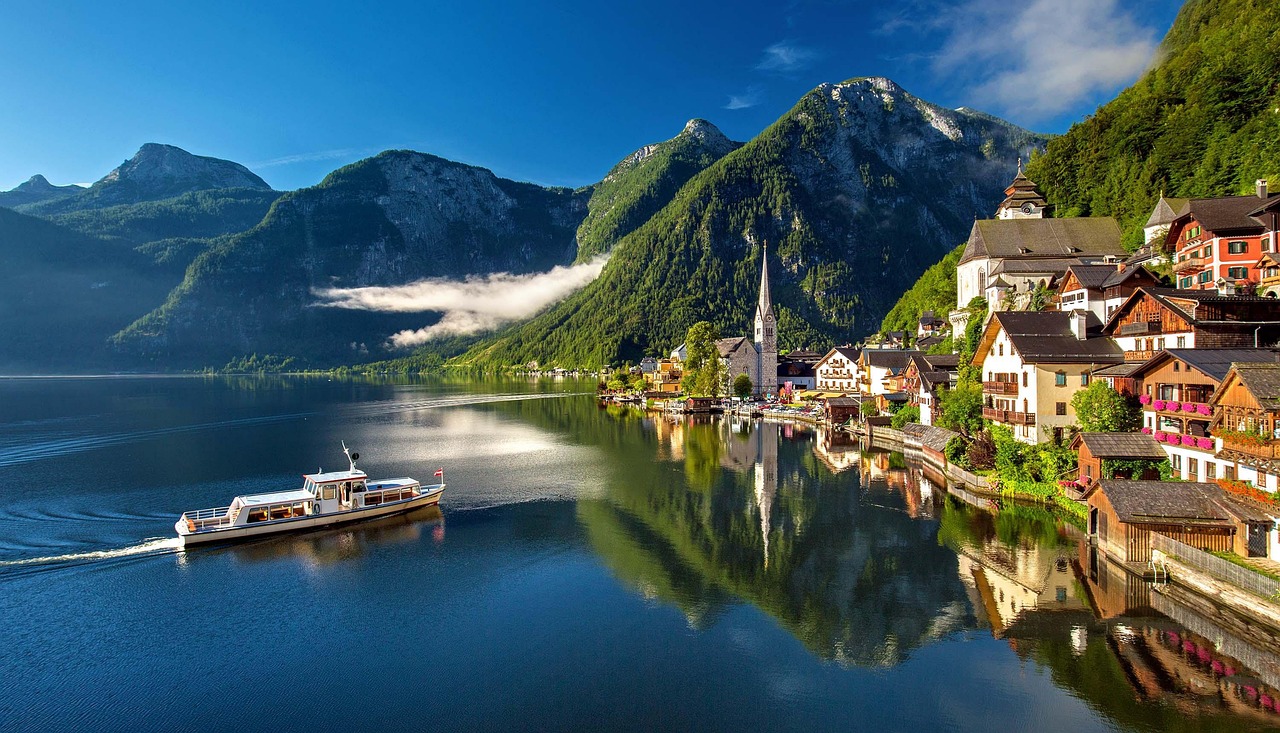 A balsa cruzando o lago entre a estação de trem e o vilarejo de Hallstatt