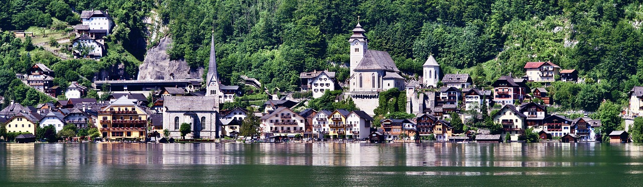 O Marktplatz (praça central) de Hallstatt com as fachadas coloridas e a fonte, início de manhã