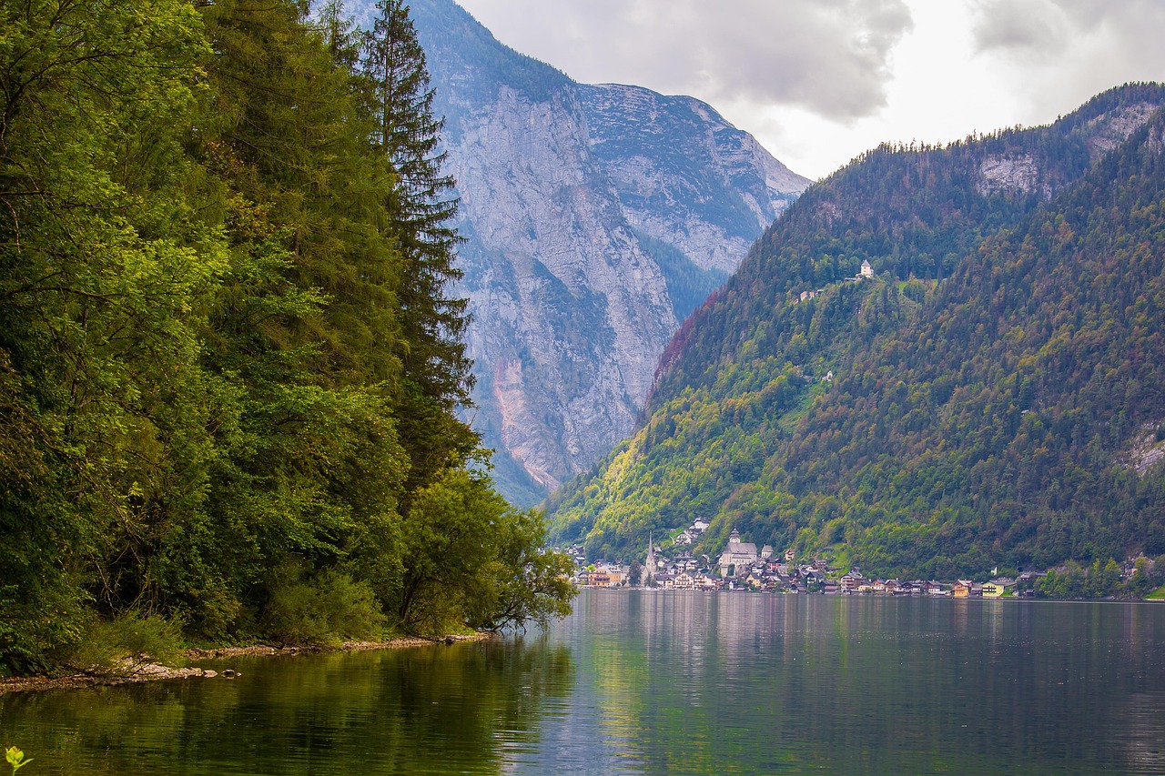 A montanha do funicular Salzbergbahn sobre Hallstatt, com o vilarejo e o lago ao fundo