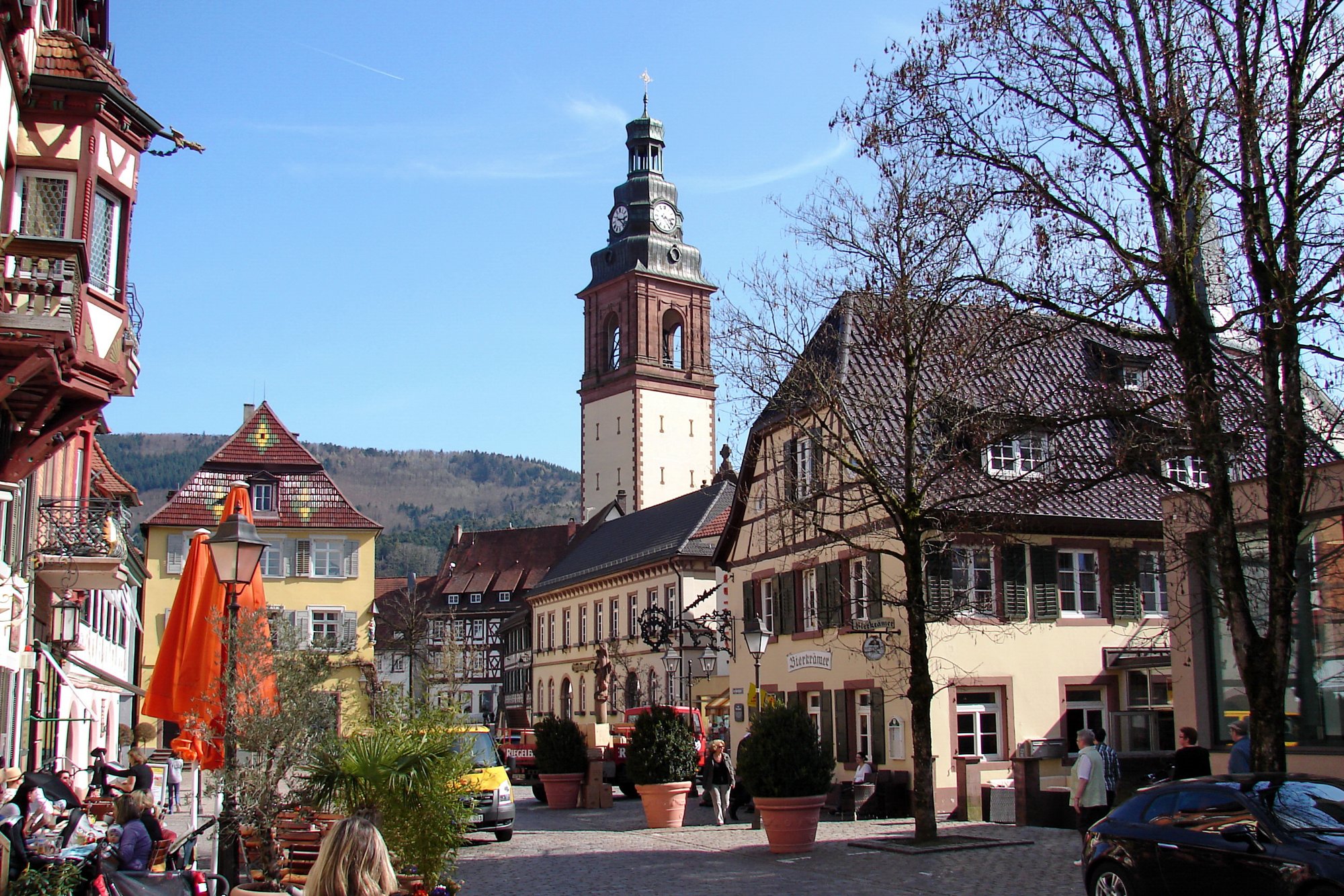 Centro histórico de Haslach im Kinzigtal com a igreja de Santo Arbogast e casas enxaimel, na Floresta Negra.