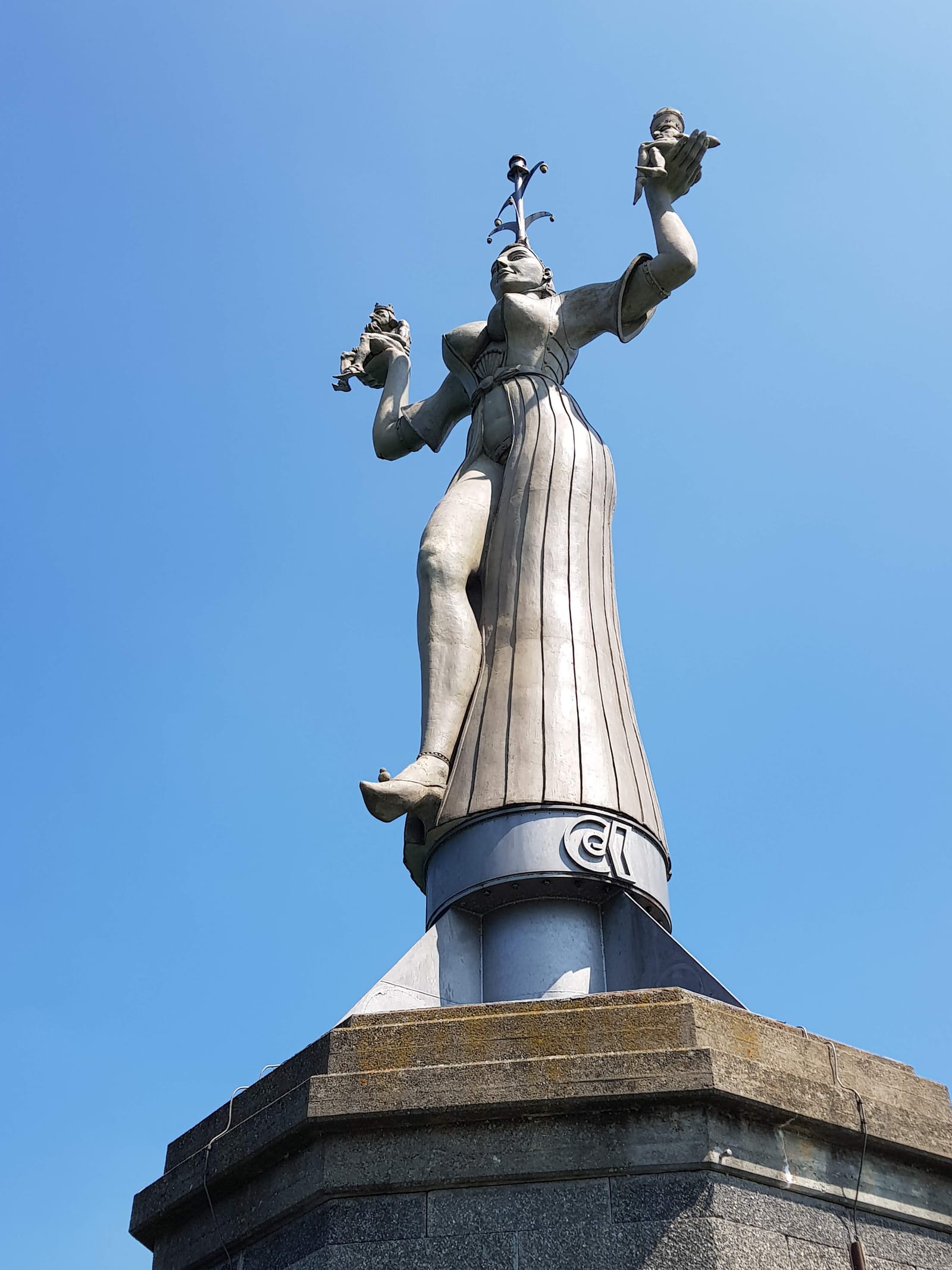 A estátua Imperia contra o céu, no porto de Konstanz