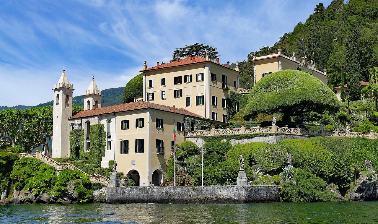 Villa del Balbianello, em Lenno, com a loggia sobre o lago